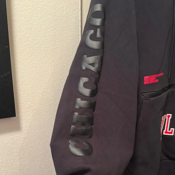 XL Black Bulls Jordan Hoodie - Picture 2 of 5